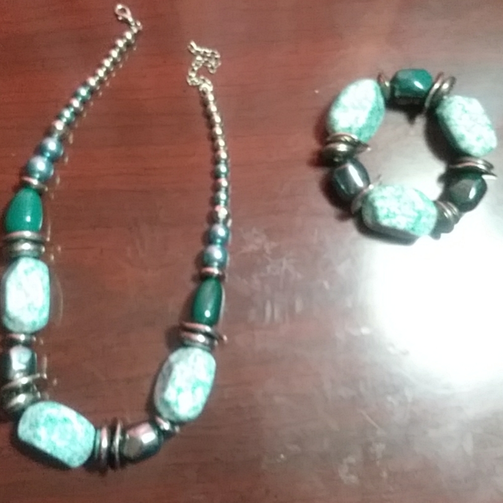 Necklace and bracket set